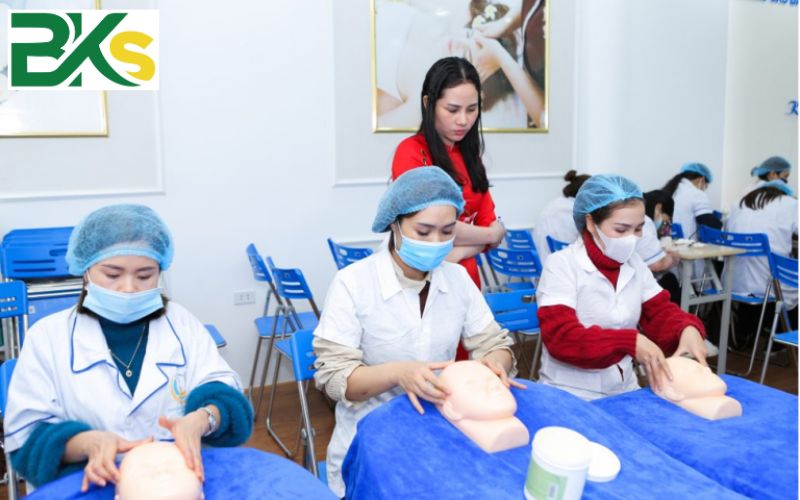 Cơ hội việc làm Trung cấp Chăm sóc sắc đẹp sau khi ra trường 4 Cơ hội việc làm Trung cấp Chăm sóc sắc đẹp sau khi tốt nghiệp như thế nào?