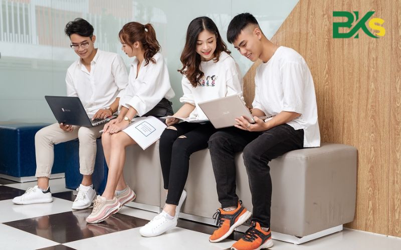 Học Phổ thông Trung cấp có 2 bằng: Trung cấp Chính quy và THPT Quốc gia 7 Sau khi tốt nghiệp chương trình học Phổ thông Trung cấp có 2 bằng