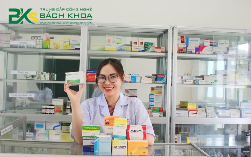 Bằng Trung cấp Dược từ xa có mở được nhà thuốc không? 17 Bảng so sánh điều kiện để mở quầy thuốc và nhà thuốc