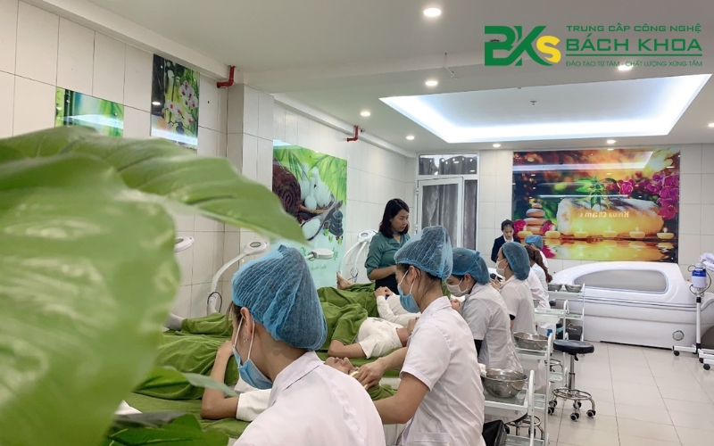 Học Trung cấp Chăm sóc sắc đẹp từ xa - Nhận bằng chính quy 5 Lợi ích khi học Trung cấp Chăm sóc sắc đẹp