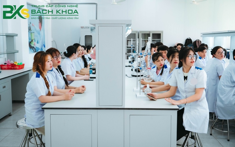 Liên thông Cao đẳng Dược học trường nào uy tín 22 Tiêu chí để chọn địa điểm học Liên thông Cao đẳng Dược tốt nhất