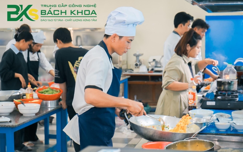 Đăng ký khóa học Trung cấp Kỹ thuật chế biến món ăn chính quy 13 Tìm hiểu về ngành Kỹ thuật chế biến món ăn là gì?