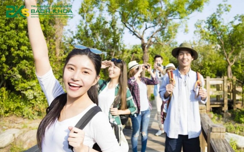 Khóa học Trung cấp Hướng dẫn du lịch vừa học vừa làm - ĐANG XÉT TUYỂN 7 Sau khi tốt nghiệp Trung cấp Hướng dẫn du lịch vừa học vừa làm là làm công việc gì? Làm ở đâu