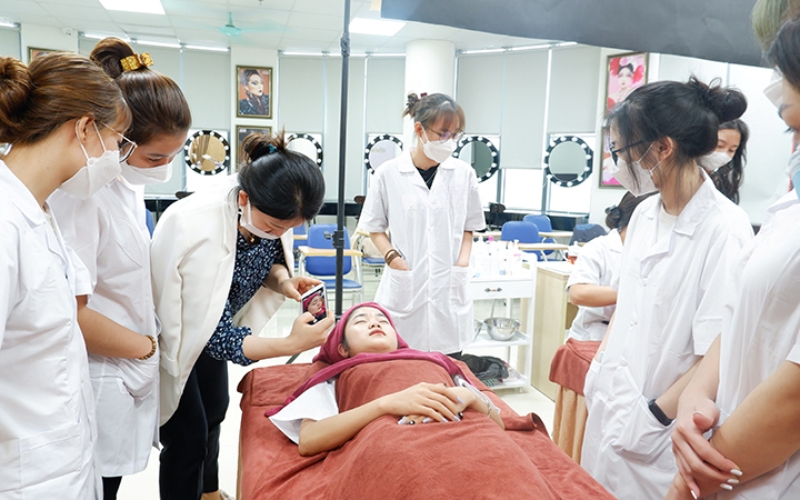 Tuyển sinh Cao đẳng Chăm sóc sắc đẹp mới nhất - Đang xét tuyển 7 Sau khi học xong Cao đẳng Chăm sóc sắc đẹp ra trường làm công việc gì?