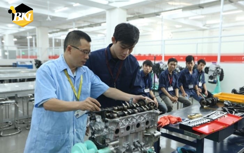 Nên học Trung cấp Công nghệ ô tô ở đâu uy tín? 3 Trung cấp Công nghệ ô tô là gì?