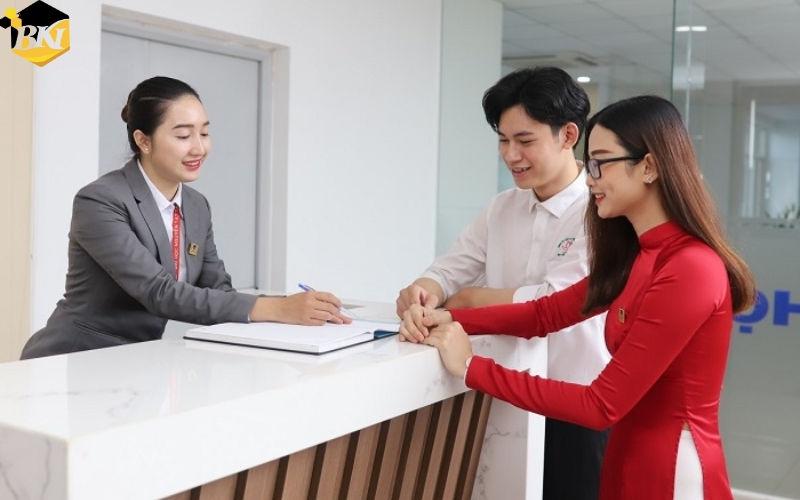 Đăng ký học Trung cấp Quản trị khách sạn Online - Học online, nhận bằng chính quy 18 Học Trung cấp Quản trị khách sạn Online ra trường làm gì? Có dễ xin việc không?