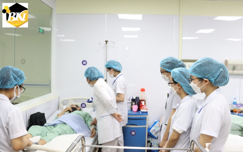 Bằng Trung cấp ngành Y sĩ đa khoa ra trường có dễ xin việc không?