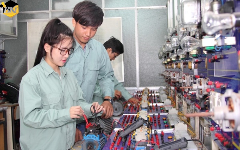 Tốt nghiệp Trung cấp Điện tử công nghiệp từ xa ra trường làm việc gì?