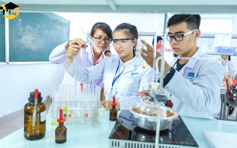 Bằng Trung cấp Dược sĩ Trực tuyến có giá trị gì sau khi tốt nghiệp?