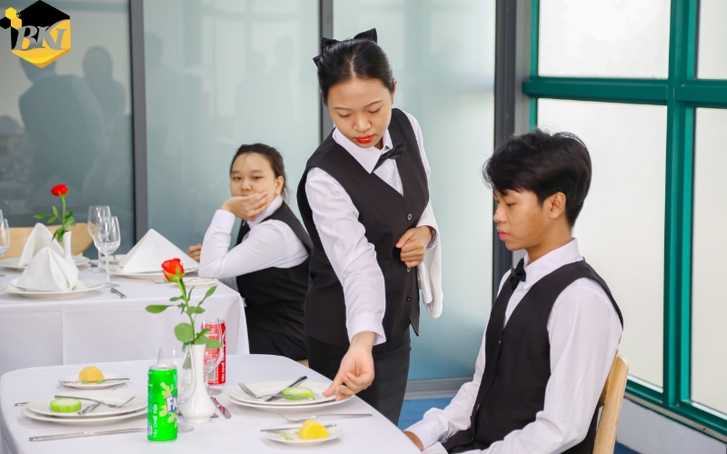 Tuyển sinh Trung cấp Kỹ thuật chế biến món ăn mới nhất - Đào tạo từ xa 4 Học Trung cấp Nghiệp vụ nhà hàng ra trường làm những công việc gì?