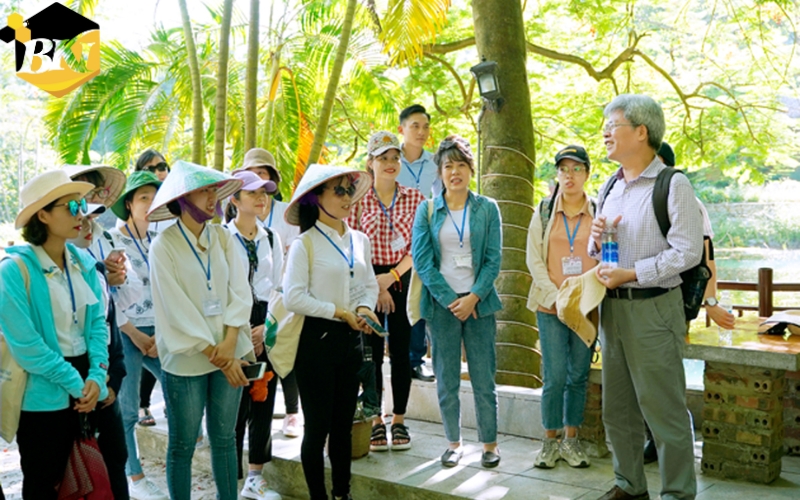 Vì sao nên học Trung cấp Quản trị lữ hành thay vì Đại học?