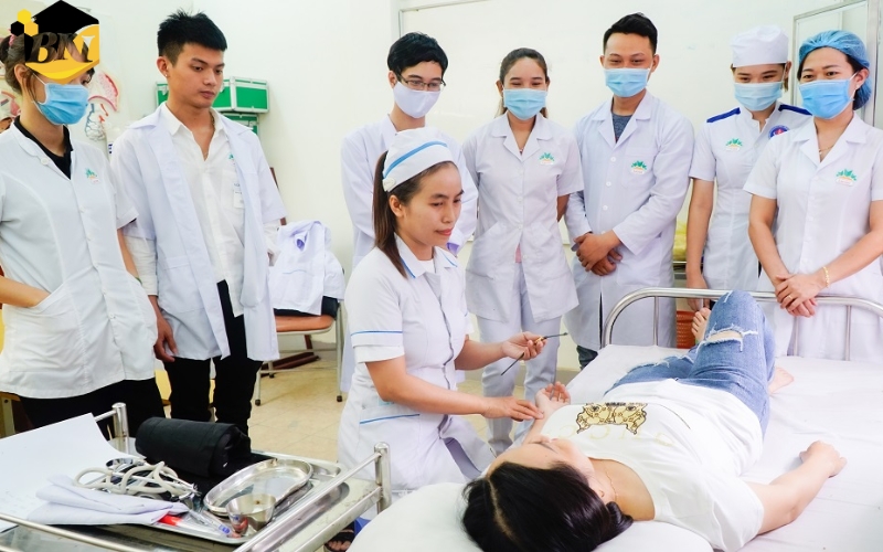 Học Cao đẳng Y sĩ đa khoa vừa học vừa làm có thật sự tăng thu nhập không?