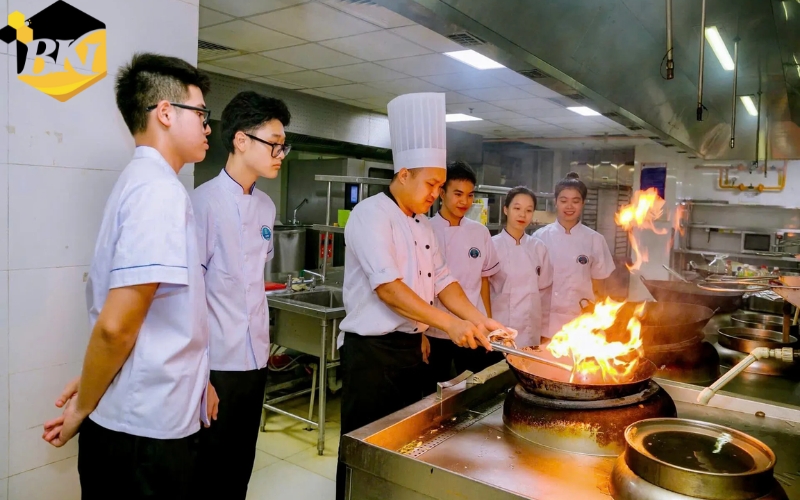 Có nên theo học Trung cấp Kỹ thuật chế biến món ăn vào năm 2026 9 Học Trung cấp Kỹ thuật chế biến món ăn có nên hay không?