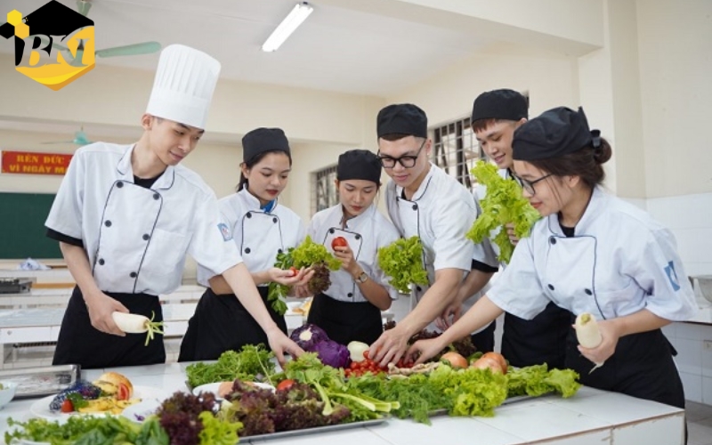Có nên theo học Trung cấp Kỹ thuật chế biến món ăn vào năm 2026 10 Vì sao nên chọn học Trung cấp Kỹ thuật chế biến món ăn thay vì học mấy khóa ngắn hạn?