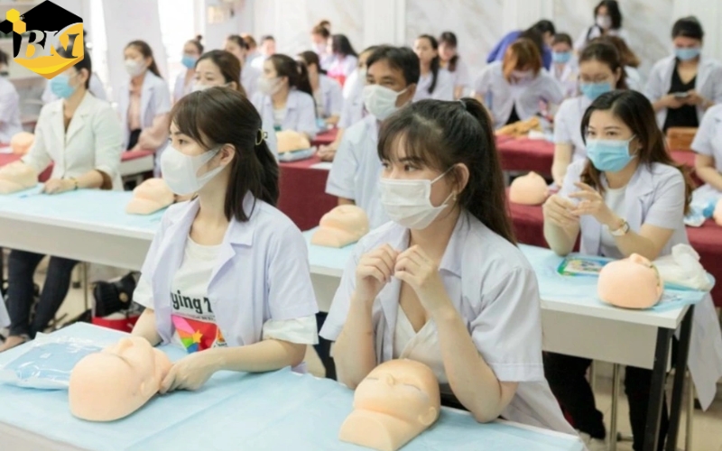 Những câu hỏi thường gặp khi tìm trường học từ xa ngành Chăm sóc sắc đẹp