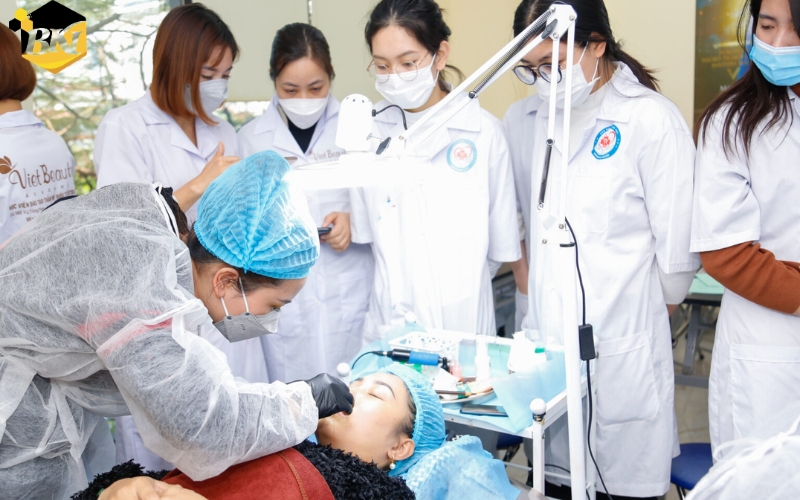 Vì sao học online ngành Chăm sóc sắc đẹp ngày càng thu hút người học?