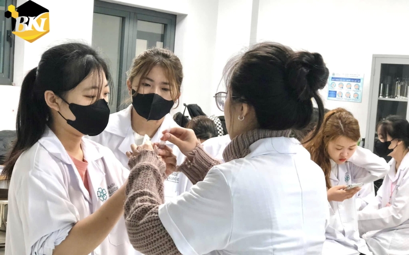 Chi phí học Cao đẳng học ngoài giờ hành chính có cao không?