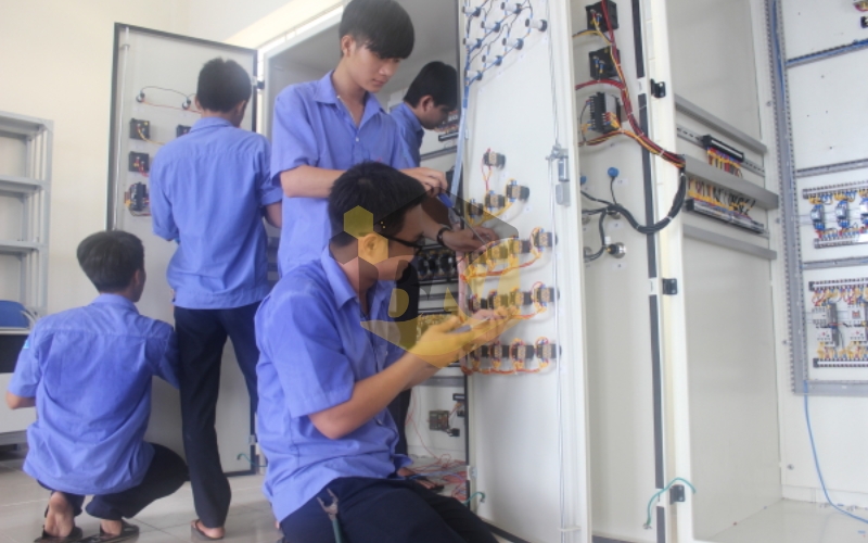 Đăng ký học Cao đẳng Điện công nghiệp hệ Từ xa ở đâu uy tín?