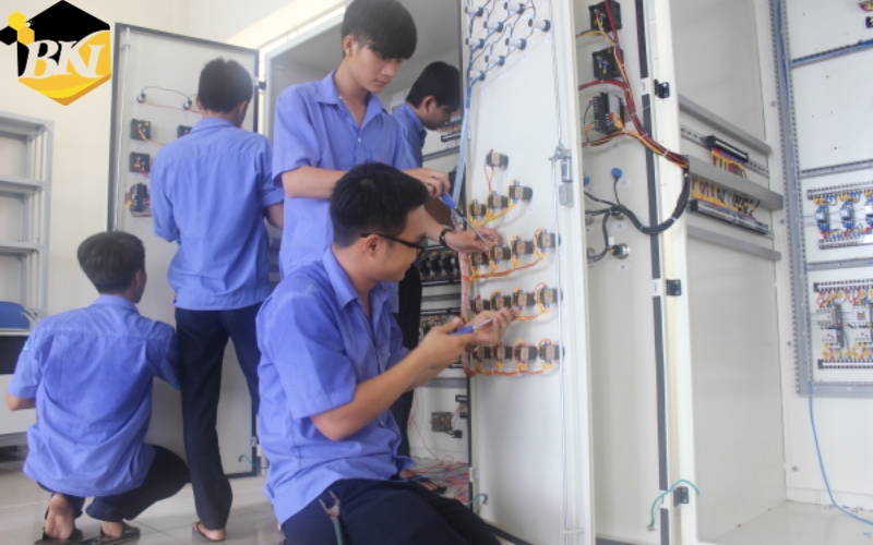 Nên học ngành Điện công nghiệp vào cuối tuần ở đâu uy tín?