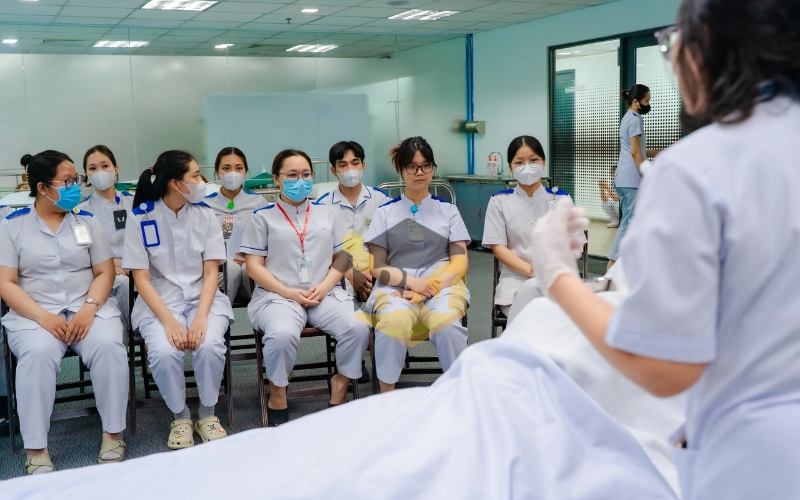 Mức lương sau khi học Trung cấp Điều dưỡng trực tuyến có cao không? 14 Kinh nghiệm có ảnh hưởng đến mức lương Điều dưỡng không?