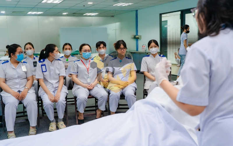 Học Trung cấp Điều dưỡng học từ xa ra trường làm công việc gì?